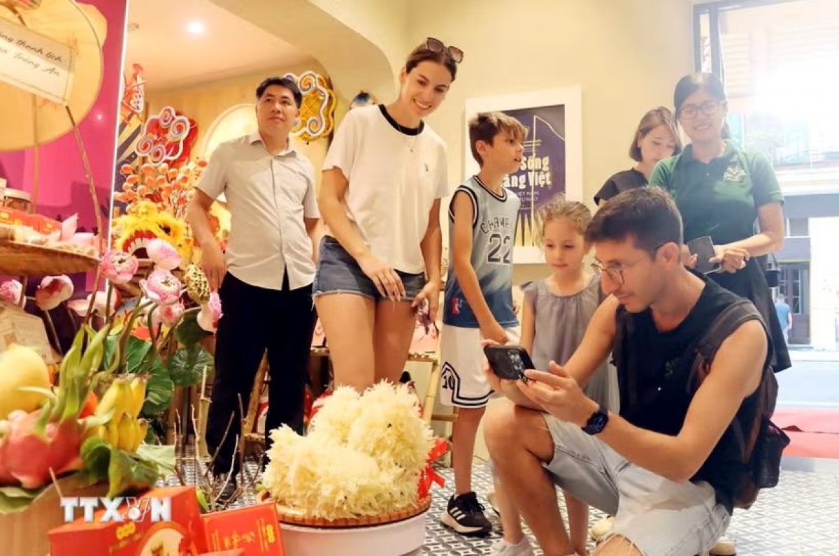 Foreign tourists are excited with Mid-Autumn festival displays (Photo: VNA)