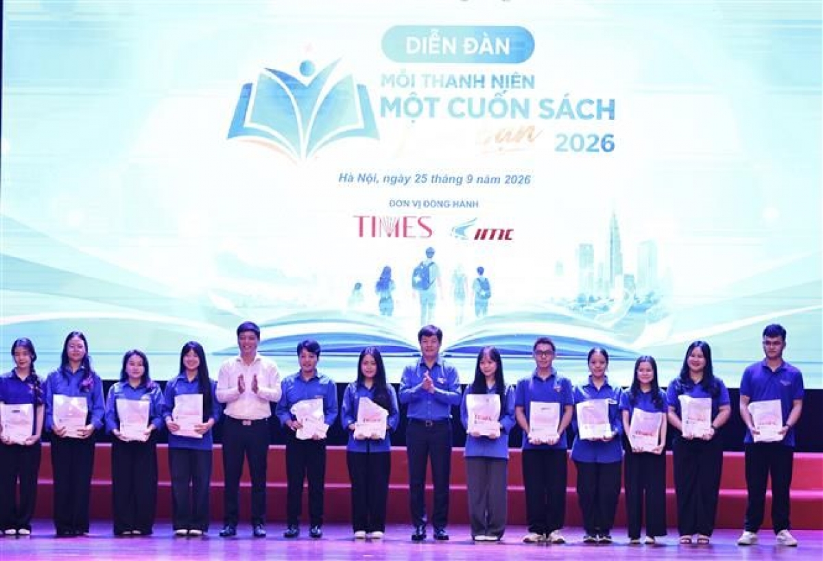 Le Hai Long, jefe del Departamento de Asuntos de Jóvenes y Adolescentes del el Comité Central de la Unión de Jóvenes Comunistas Ho Chi Minh de Vietnam, y vicepresidente permanente de la Unión de la Juventud del país, entrega becas a estudiantes con buenos resultados académicos que han superado diversas dificultades. Foto: VNA