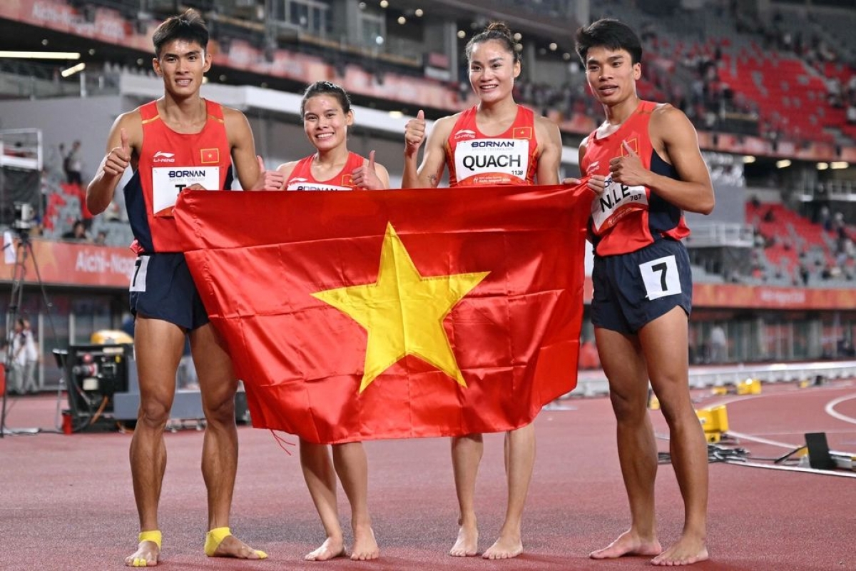 Ta Ngoc Tuong, Nguyen Thi Ngoc, Quach Thi Lan, and Le Ngoc Phuc (from left) win the bronze medal in the mixed 4x400m relay at the 2026 Asian Games in Paloma Mizuho Stadium in Nagoya, Japan, on September 24, 2026. (Photo: AFP)