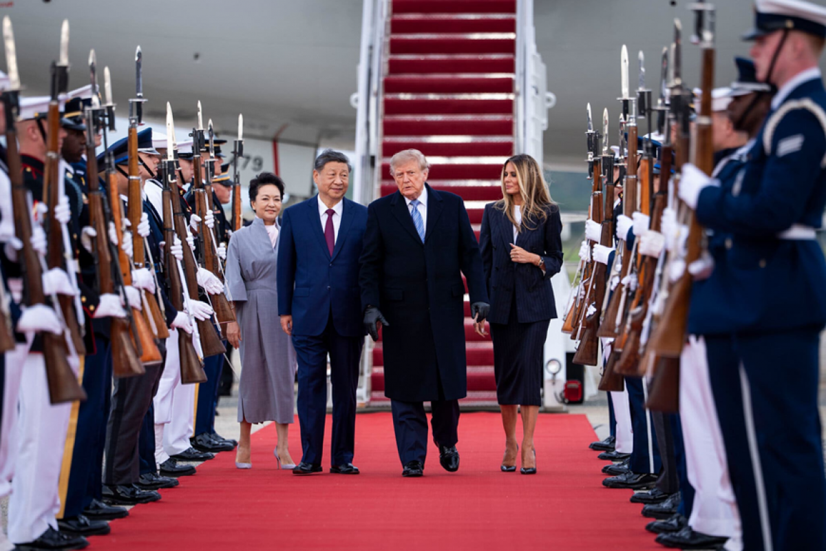 US President Donald Trump and the First Lady greet Chinese President Xi Jinping and the First Lady at the airport. (Photo: The New York Times)