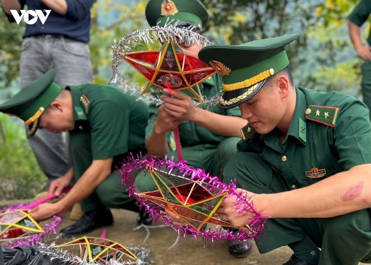Officers and soldiers make star-shaped lanterns for children (Photo: VOV)