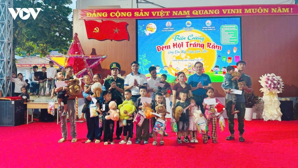 Meaningful gifts and scholarships are presented to underprivileged students (Photo: VOV)