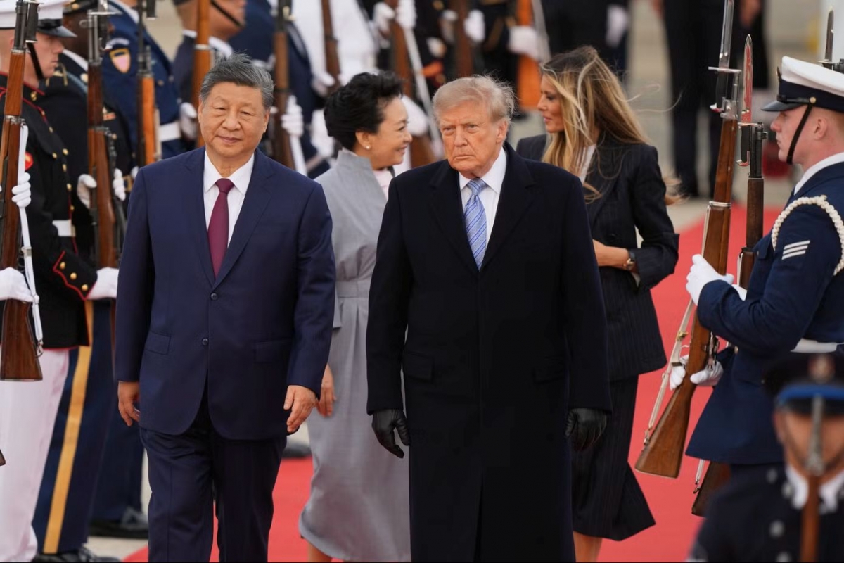 El presidente de Estados Unidos, Donald Trump, y la primera dama reciben al presidente de China, Xi Jinping, y a su esposa a su llegada al aeropuerto. Foto: AP