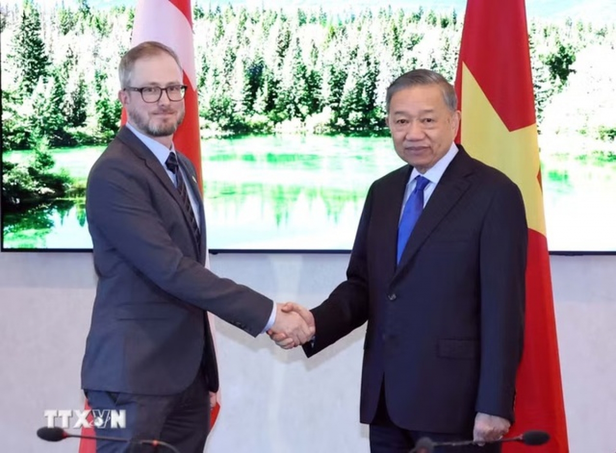 General Secretary of the Communist Party of Vietnam Central Committee and President To Lam shakes hands with Drew Garvie, General Secretary of the Communist Party of Canada. (Photo: VNA)