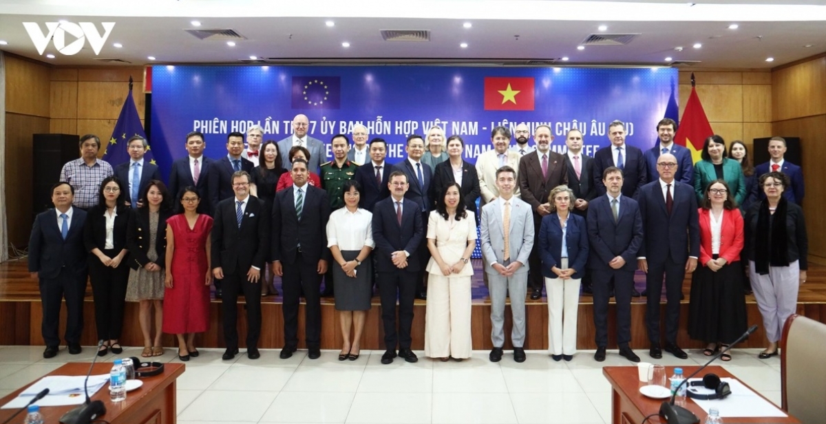 Delegates attending the Vietnam-EU seventh meeting of Joint Committee pose for a group photo. (Photo: VOV)
