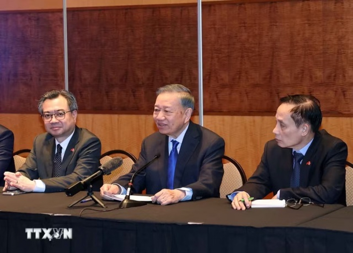 El secretario general del Partido Comunista y presidente de Vietnam, To Lam (centro), durante su encuentro con representantes de la Red de Expertos y Científicos Vietnamitas en Canadá. Foto: VNA