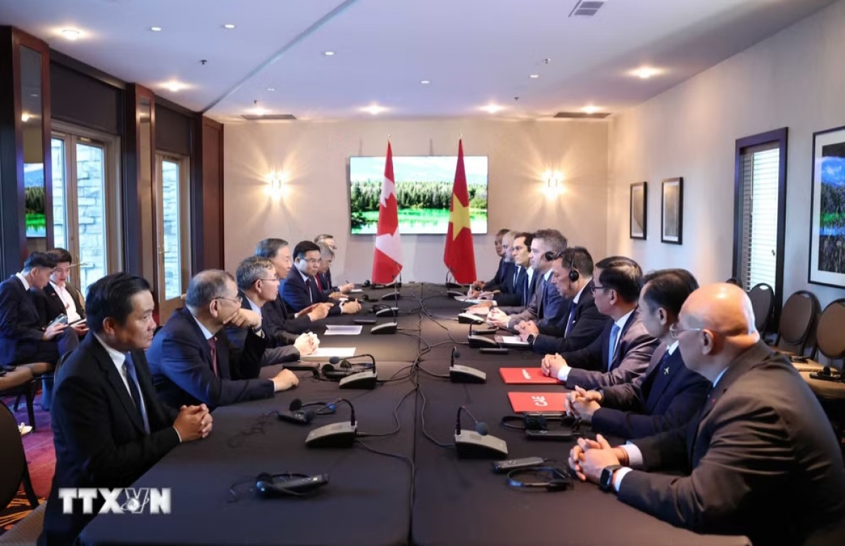 General Secretary and President Lam To Lam meets with Alexandre Prevost, President of Civil Aviation at Canada’s technology company CAE (Photo: VNA)