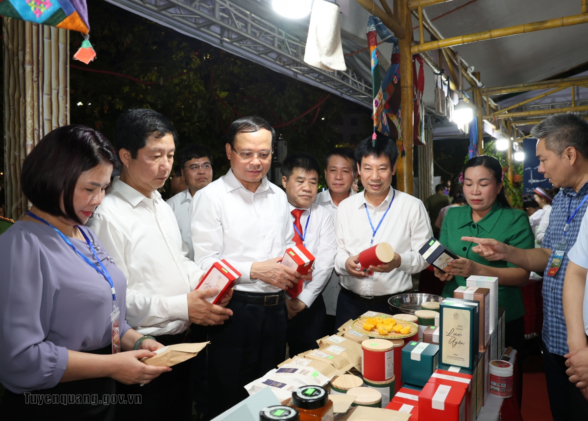 2026 뚜옌꽝 관광 연계 농특산물, OCOP 공예마을 페스티벌 개막식에 참석한 귀빈들<br>
(사진 출처: tuyenquang.gov.vn)
