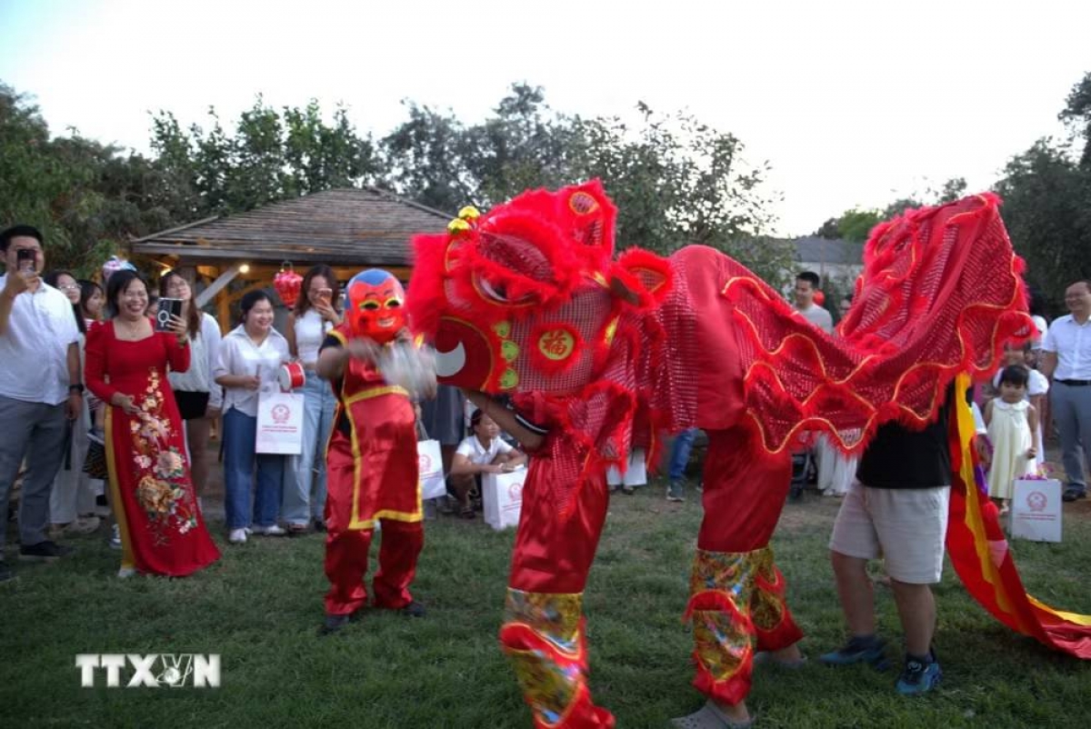 Ambiance festive lors du programme «Joyeuse fête de la mi-automne» organisé pour les enfants de la communauté vietnamienne résidant en Israël. Photo: Thanh Bình/VNA