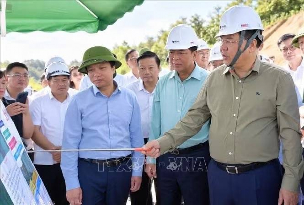 Phó Thủ tướng Thường trực Phạm Gia Túc kiểm tra thực địa cao tốc Đồng Đăng - Trà Lĩnh. Ảnh: TTXVN