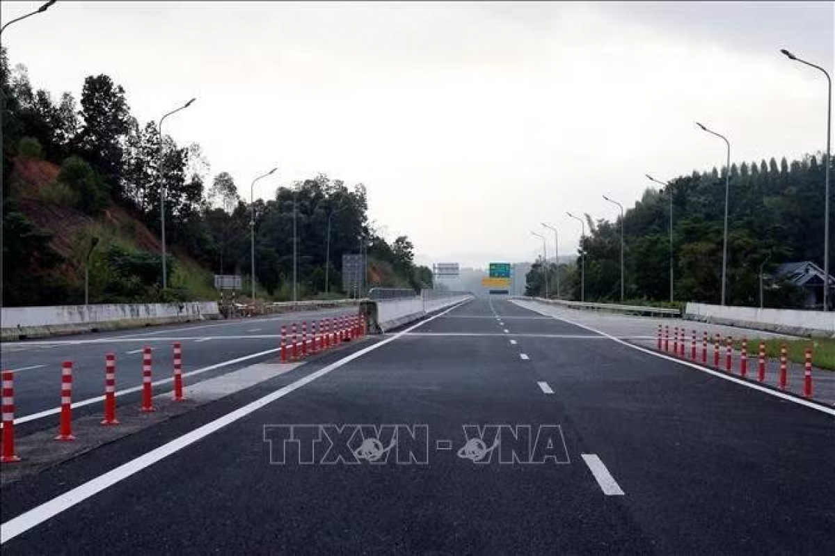 Tuyến cao tốc cửa khẩu Hữu Nghị - Chi Lăng, đoạn từ km 45, nối với cao tốc Bắc Giang - Lạng Sơn, thuộc xã Nhân Lý, tỉnh Lạng Sơn đã cơ bản hoàn thiện các hạng mục sẵn sàng đưa vào khai thác thương mại. Ảnh: Văn Đạt/TTXVN
