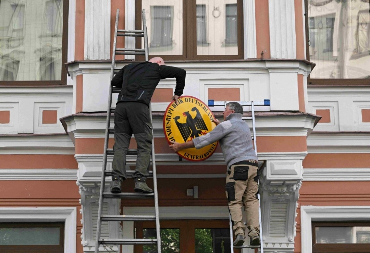 El escudo de Alemania retirado de la sede del Consulado alemán en San Petersburgo el 17 de septiembre de 2026, después de que Moscú ordenara el cierre de la oficina. Foto: REUTERS