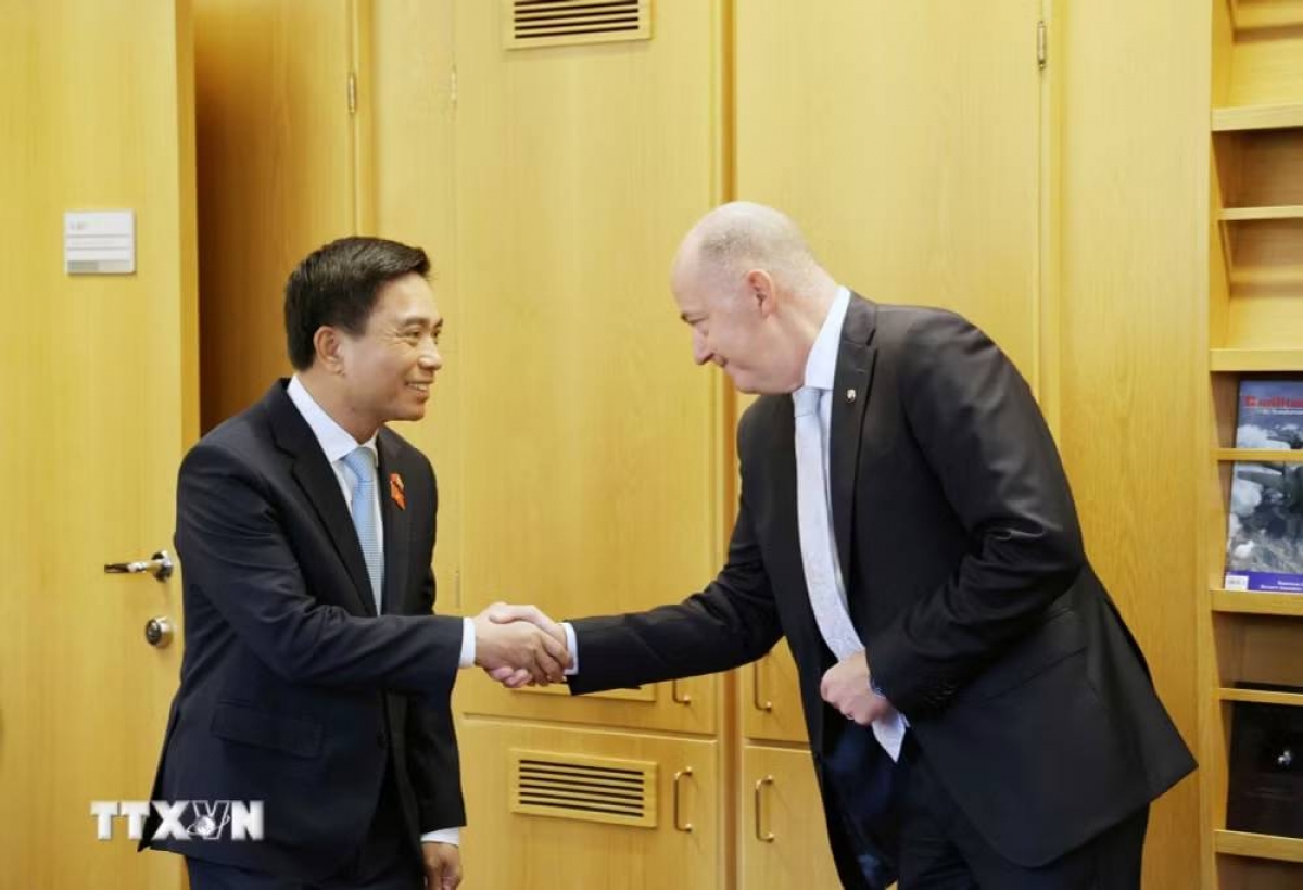 Phó Chủ tịch thứ nhất Quốc hội Na Uy Morten Stordalen tiếp đón Phó Chủ tịch Quốc hội Nguyễn Doãn Anh tại Nhà Quốc hội Na Uy. Ảnh: Việt Thắng/TTXVN