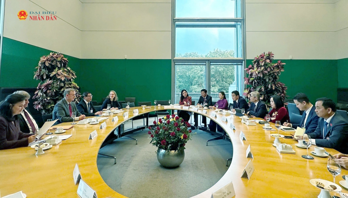 Die stellvertretende Parlamentspräsidentin, Nguyen Thi Thanh, führt Gespräche mit dem Vizepräsidenten des Deutschen Bundestages, Bodo Ramelow. (Foto: daibieunhandan.vn)