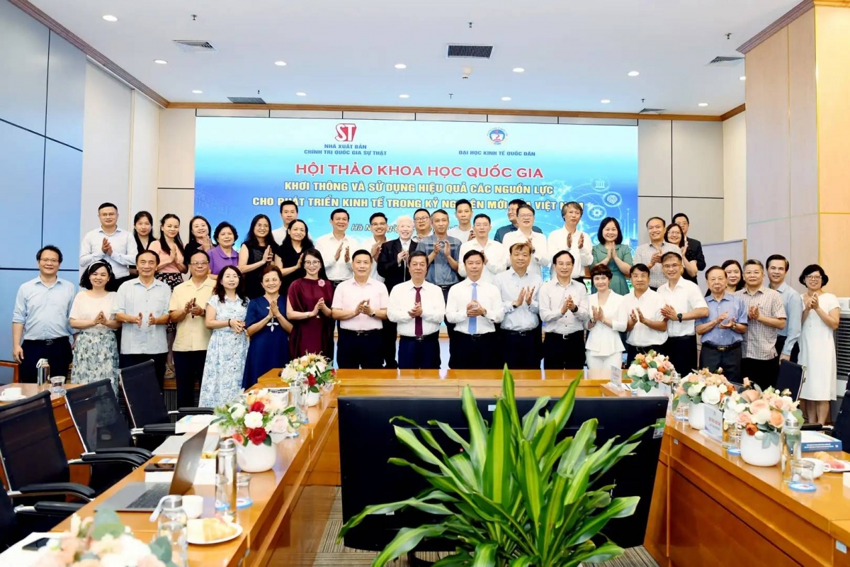 Les délégués posent pour une photo souvenir lors de la conférence. Photo: neu.edu.vn