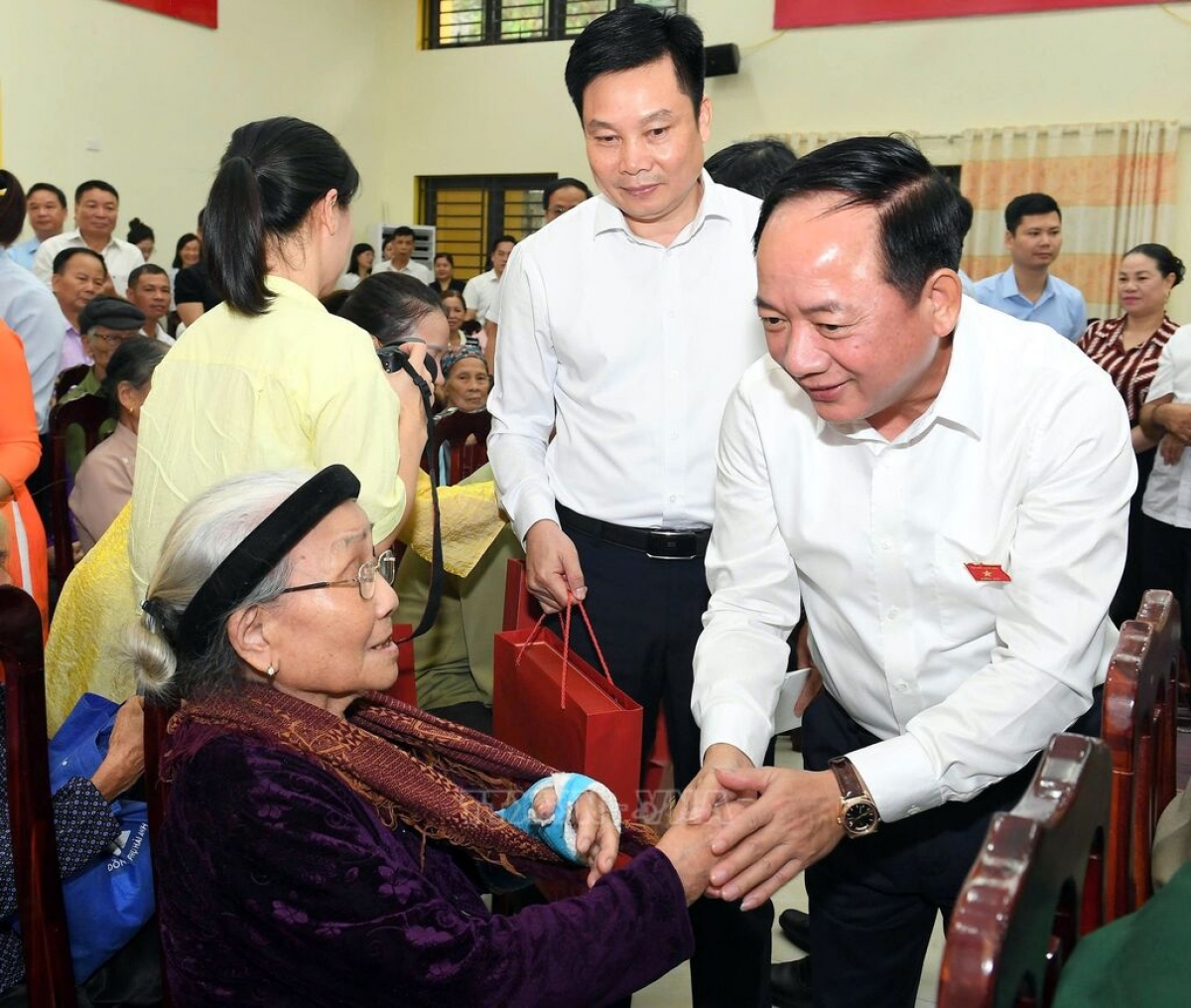 Trưởng Ban Tuyên giáo Trung ương Trịnh Văn Quyết tặng quà cho người cao tuổi tiêu biểu. Ảnh: Quang Cường/TTXVN