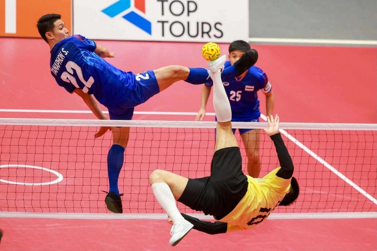 A Vietnamese player (in a yellow jersey) executes a shot during the men's sepak takraw team-of-three semifinal match against Thailand at the Paloma Mizuho Arena in Nagoya, Aichi Prefecture, Japan, on September 28, 2026. (Photo: Sanamtakraw)