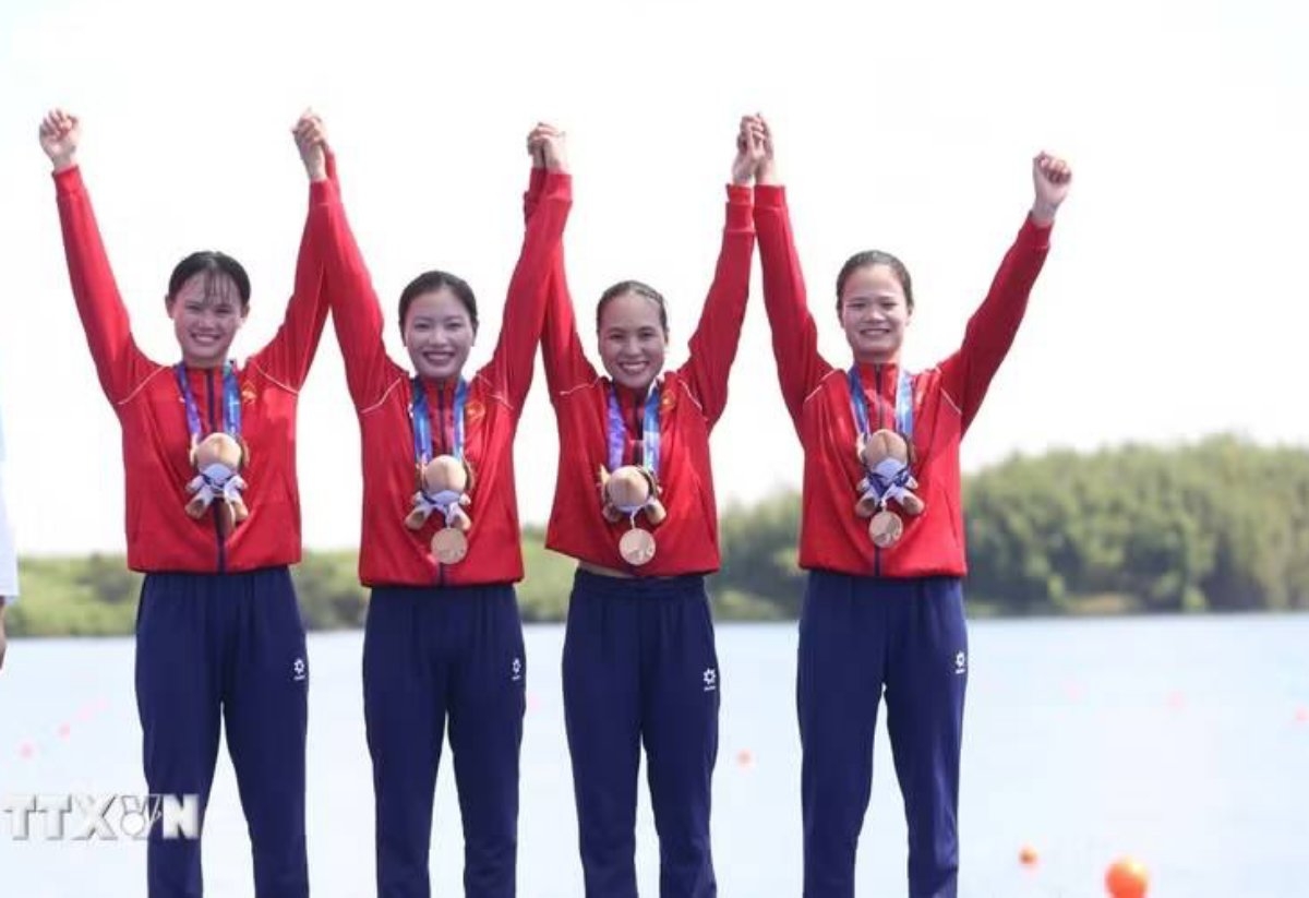 The quartet of Du Thi Bong, Le Thi Hien, Pham Thi Ngoc Anh, and Ha Thi Vui win the bronze medal in the women's coxless four rowing event. (Illustrative photo: VNA)