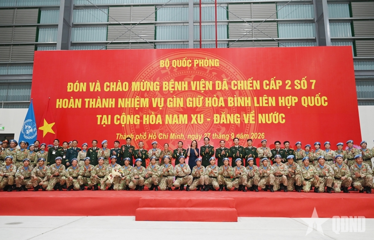 Leaders of the Vietnam Department of Peacekeeping Operations and delegates pose for a photo with officers and staff of Level-2 Field Hospital Rotation 7. (Photo: qdnd.vn)