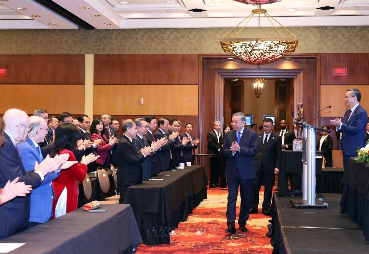 General Secretary and President To Lam meets with officials and staff of the Embassy and representatives of the Vietnamese community in Canada. (Photo: VNA)