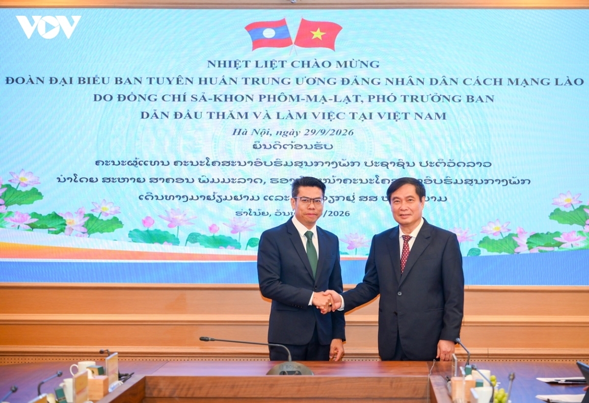 Phó trưởng Ban Tuyên giáo Trung ương Phan Xuân Thuỷ và Phó Trưởng Ban Tuyên huấn Trung ương Đảng Nhân dân Cách mạng Lào Sakhone Phommalath. Ảnh: VOV