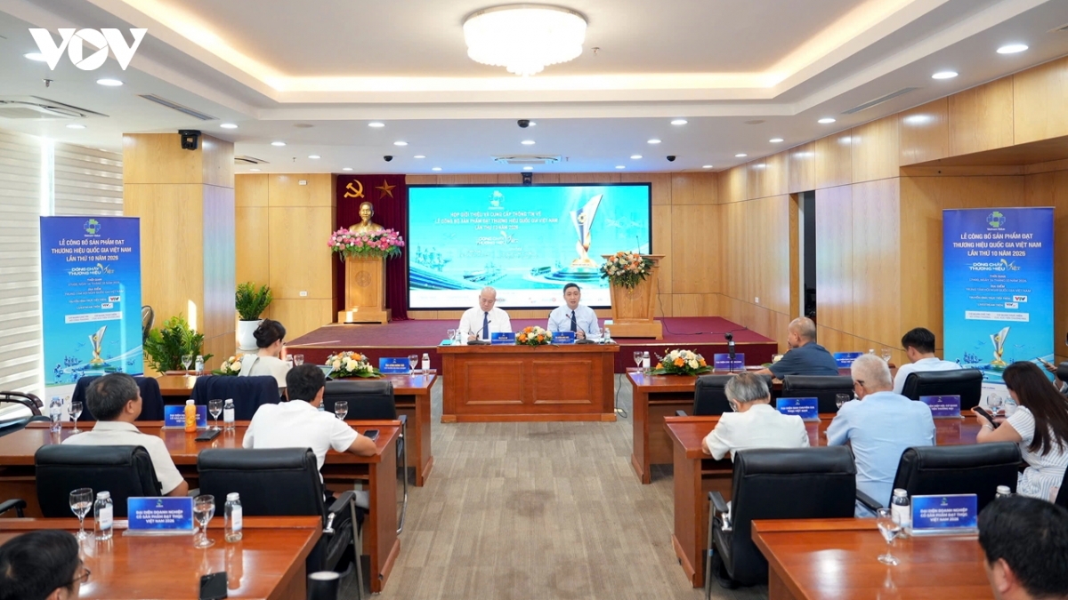Representatives of the Ministry of Industry and Trade introduce products winning the National Brand Program title in 2026, Hanoi, September 29.