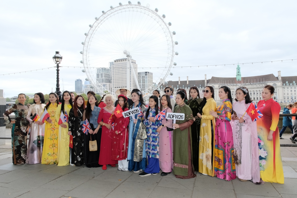 Les áo dài vietnamiens rayonnent aux côtés des lieux historiques emblématiques de Londres. Photo: Comité d'organisation