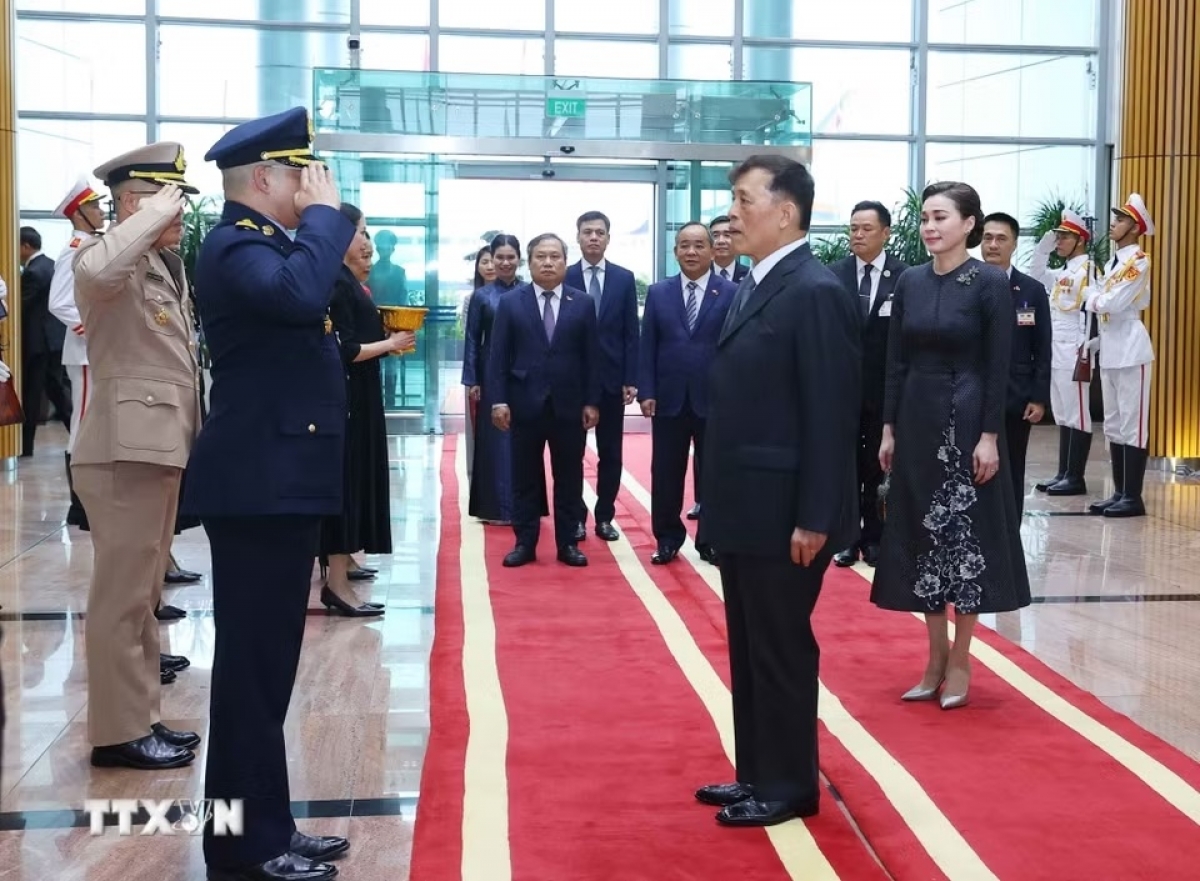 พิธีเฝ้าฯ รับเสด็จ ณ ท่าอากาศยานนานาชาติโหน่ยบ่าย (TTXVN)