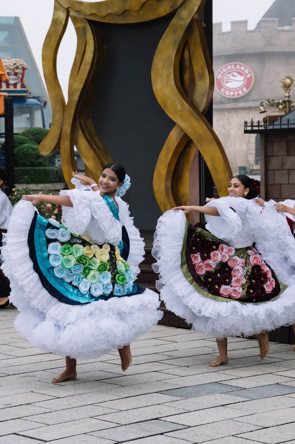 Jóvenes de Algeciras actúan en Sun World Ba Na Hills, complejo turístico y de entretenimiento de las montañas de Da Nang. Foto: Embajada de Colombia en Vietnam
