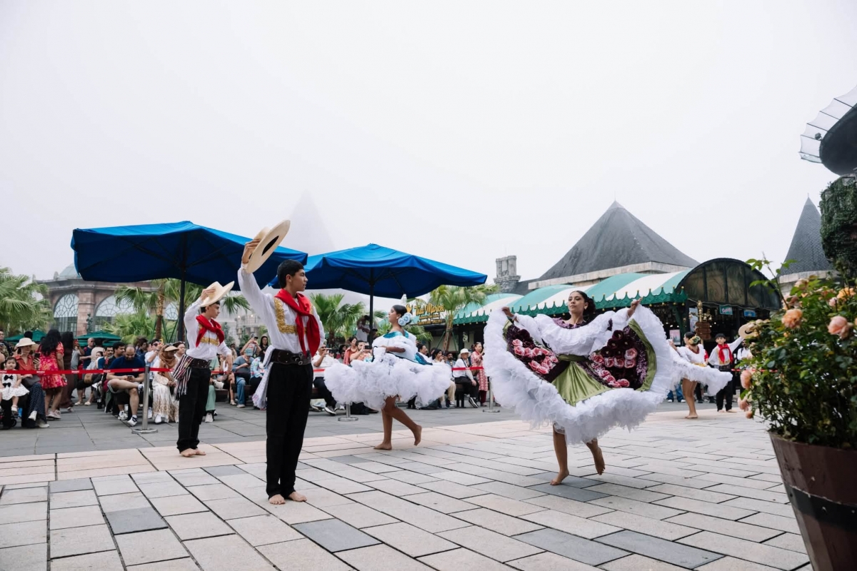 Jóvenes de Algeciras actúan en Sun World Ba Na Hills, complejo turístico y de entretenimiento de las montañas de Da Nang. Foto: Embajada de Colombia en Vietnam