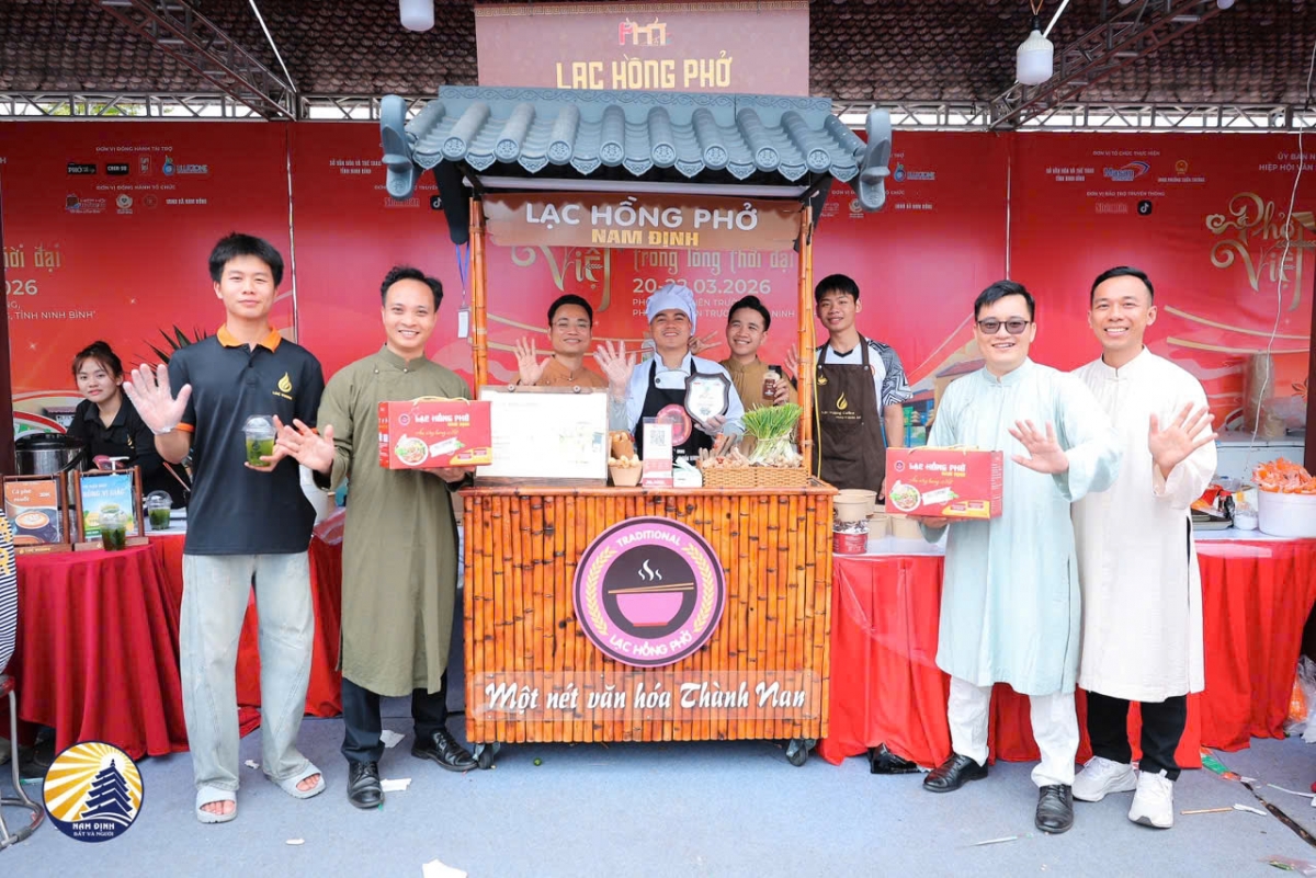 Do Duc Chung (far right) at a Pho event (Photo courtesy of Do Duc Chung)