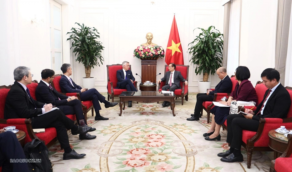 El encuentro entre el ministro de Relaciones Exteriores de Vietnam, Le Hoai Trung, y el vicepresidente de Mastercard, Jon M. Huntsman, en Hanói, el 15 de septiembre de 2026. Foto: baoquocte.vn