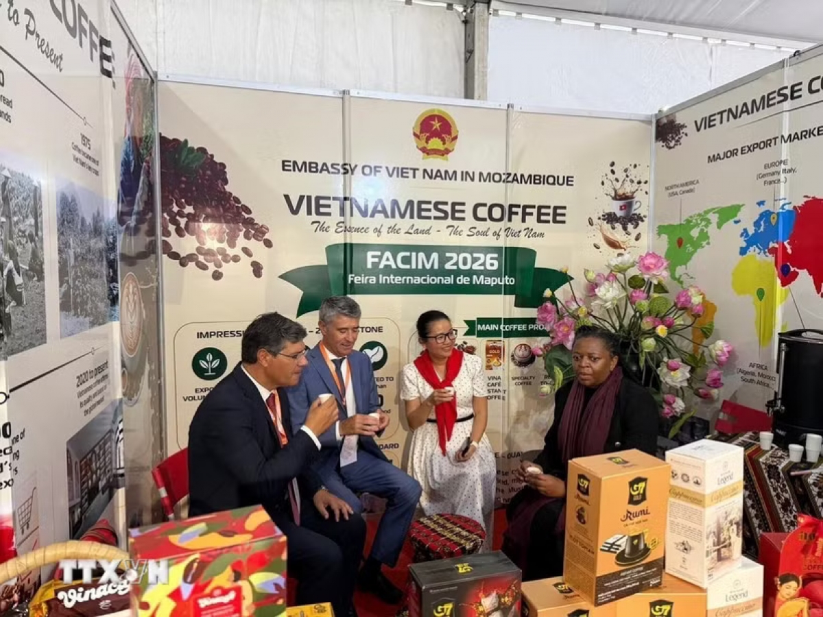 Portuguese Socialist Party (PS) Secretary General Pedro Nuno Santos and Secretary General of the ruling Mozambique Liberation Front (FRELIMO) Party, Chakil Aboobabcar, visit the booth, sample Vietnamese coffee, and praise the quality of the products. (Photo: Dang Huyen/VNA)