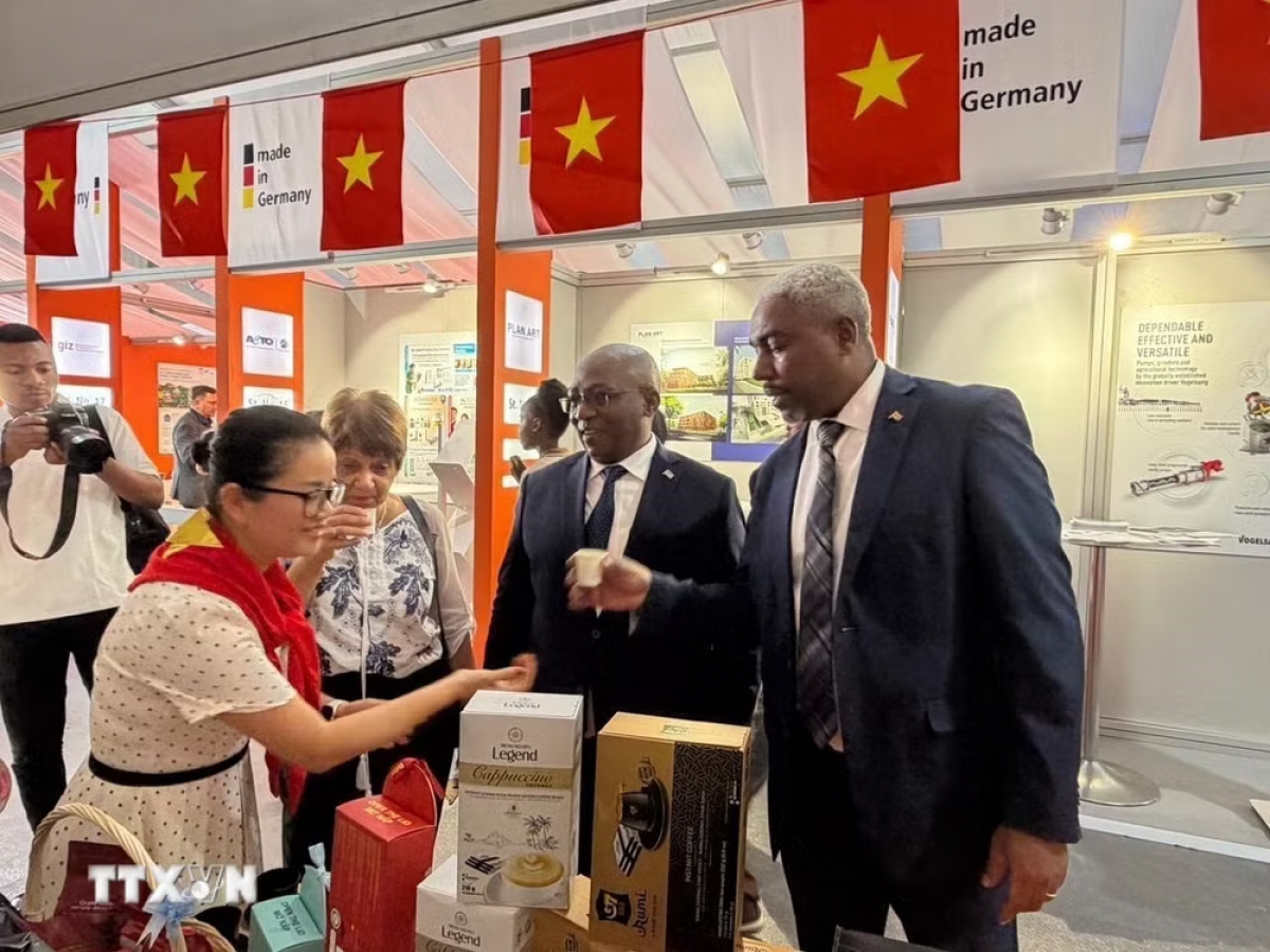 Ambassadors visit the Vietnamese booth at FACIM 2026. (Photo: Dang Huyen/VNA)