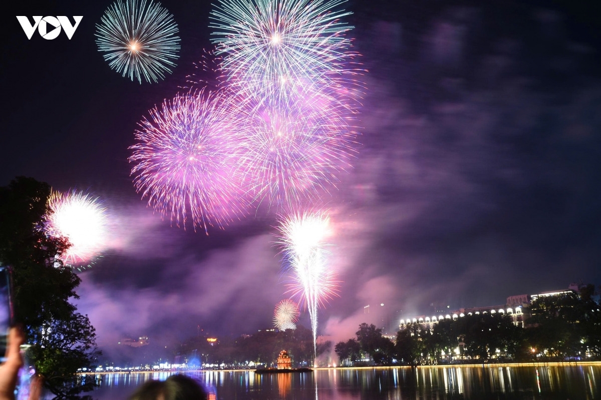 Fireworks light up Hanoi’s night sky as the capital celebrates Vietnam’s 81st National Day, September 2, 2026. (Photo: VOV)