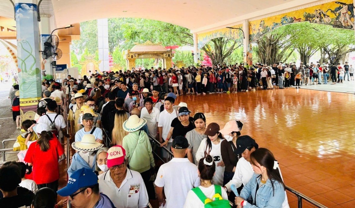 Tourist attractions in the center of Ho Chi Minh City draw large crowds of visitors during the National Day holiday. (Photo: VOV)