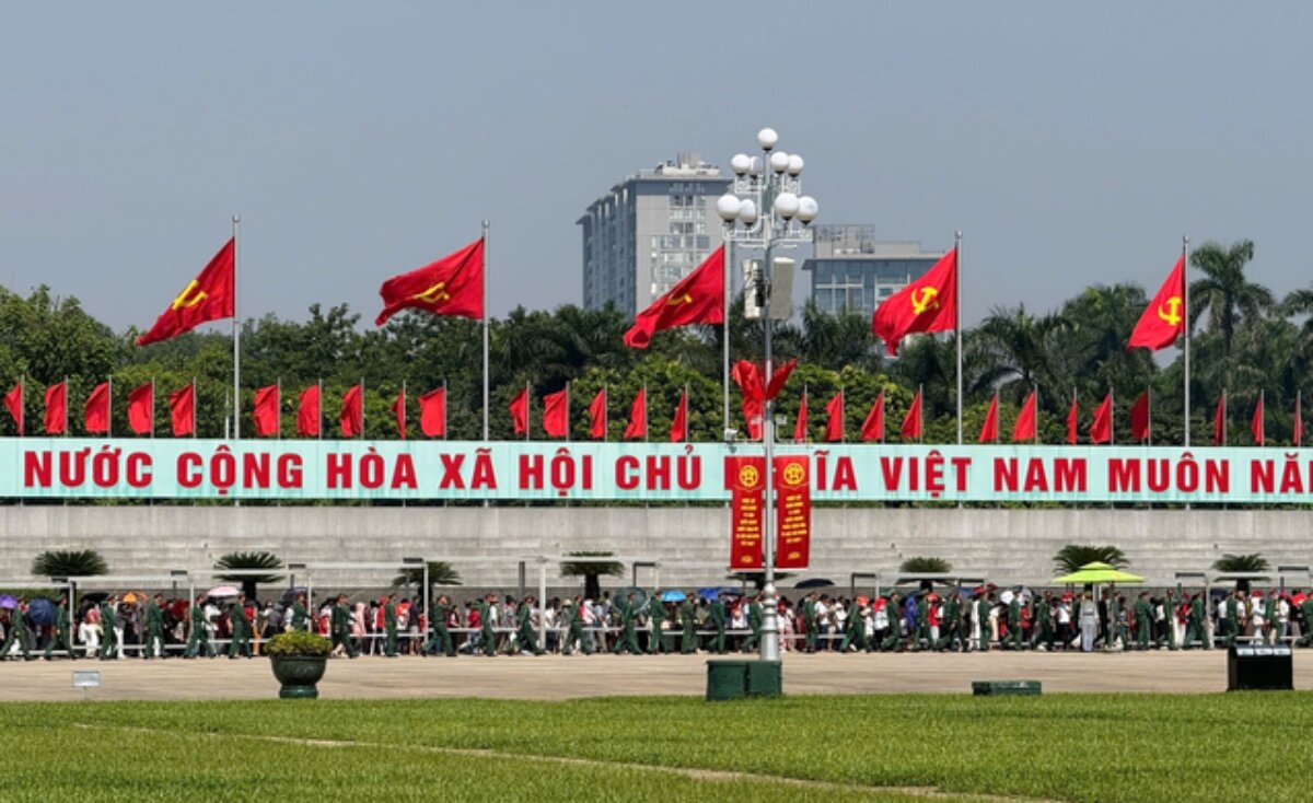 During the holiday, tens of thousands of people line up to visit the Mausoleum of President Ho Chi Minh in Hanoi. (Photo: chinhphu.vn/ Minh Thu)
