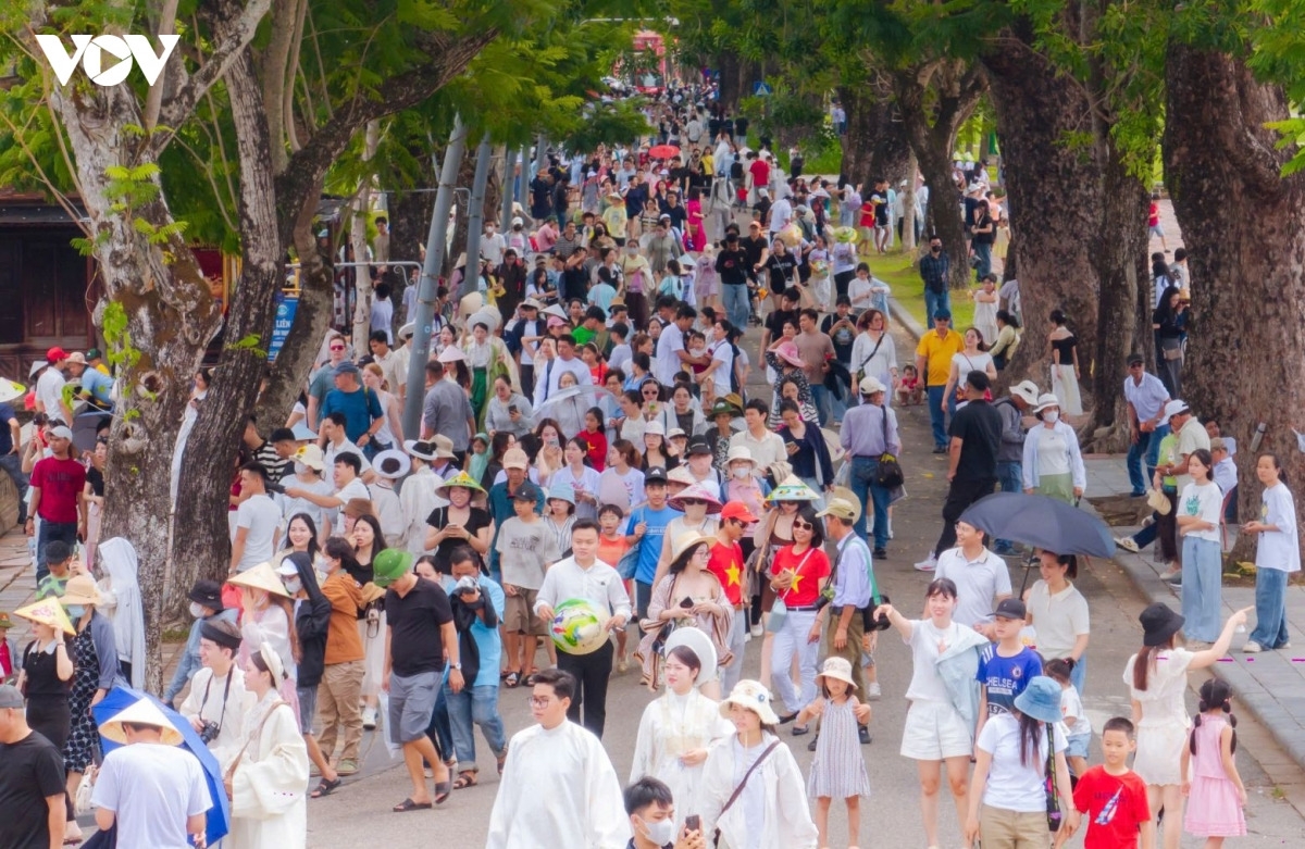 A large number of tourists visit Hue the holiday. Photo: VOV
