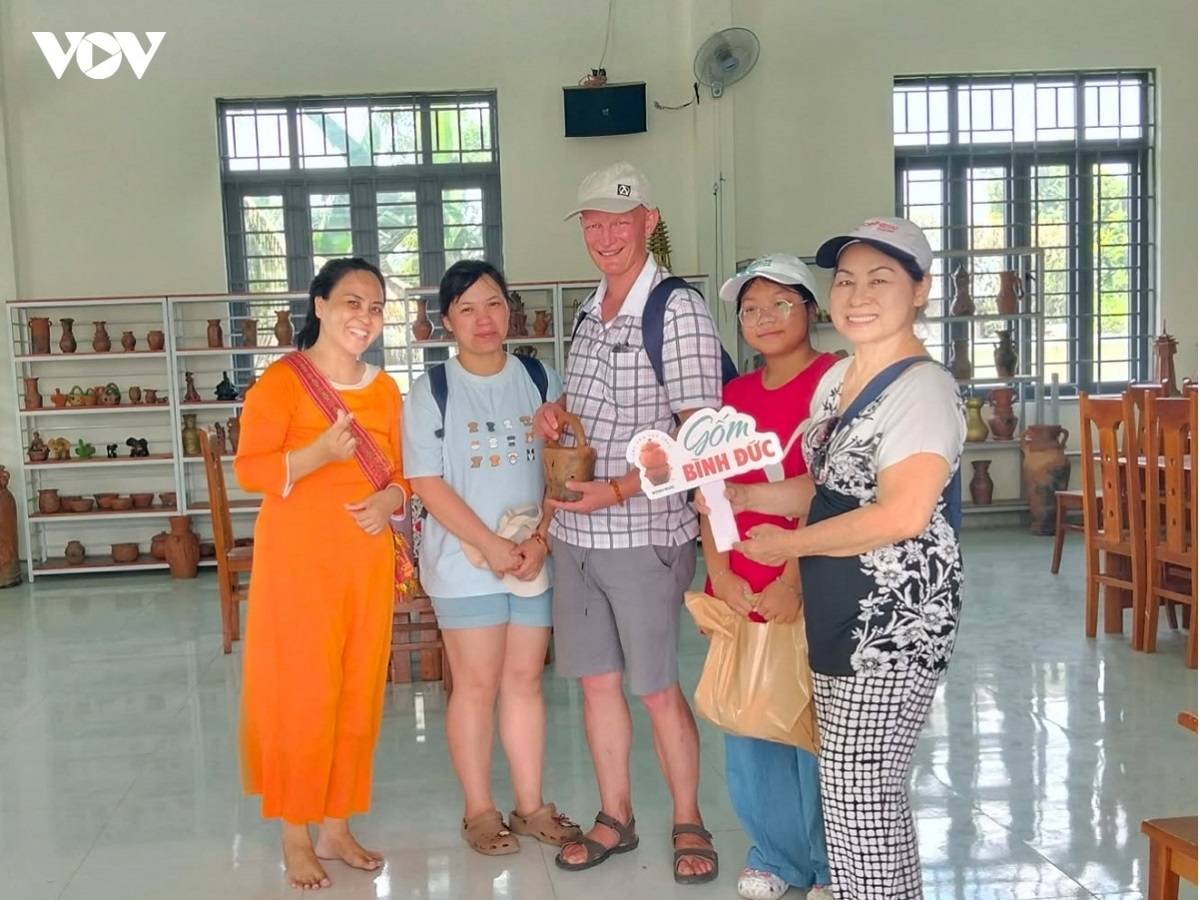 Du khách tham quan và chụp hình lưu niệm tại khu trưng bày gốm Chăm Bình Đức