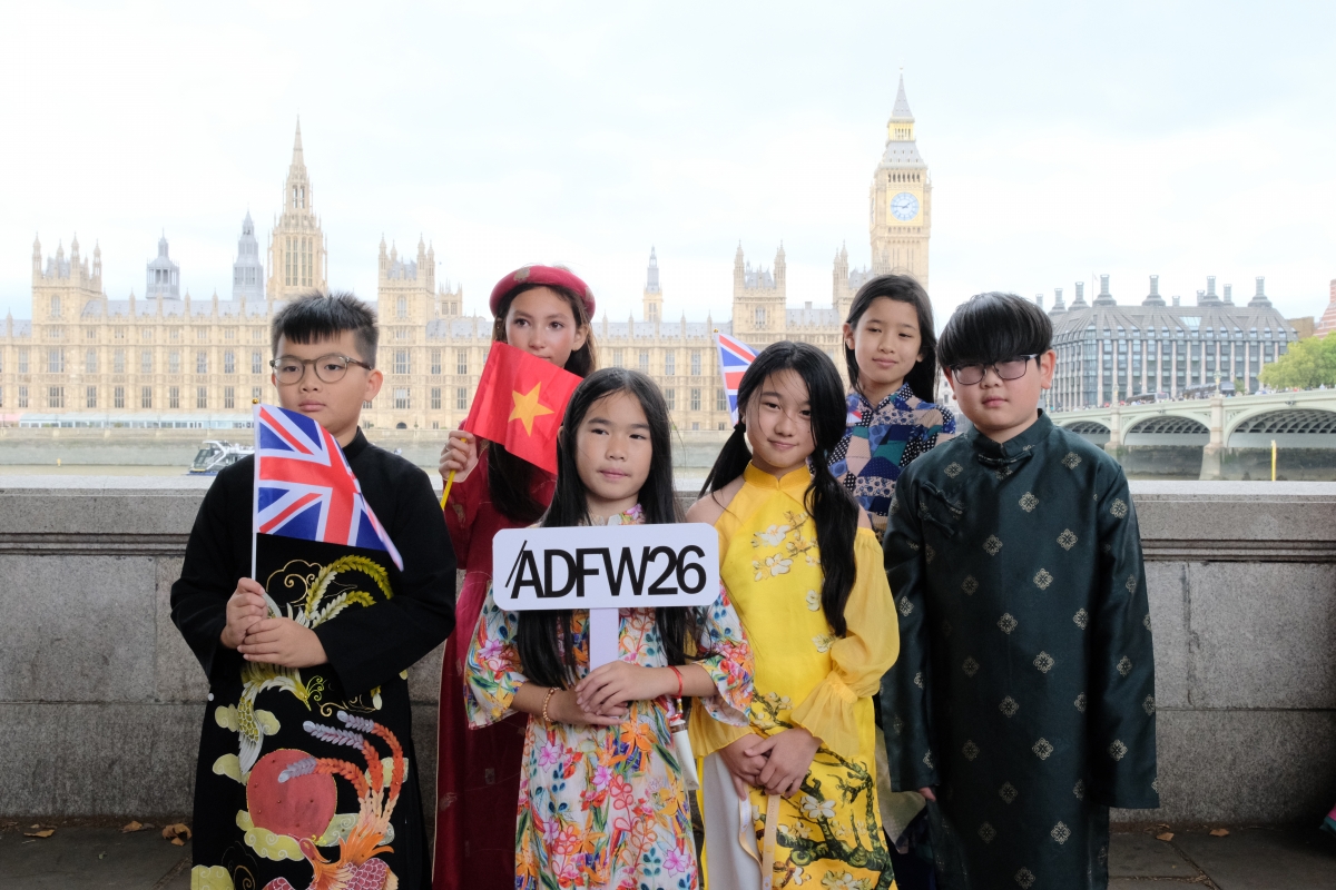 Des Vietnamiens de plusieurs générations, venus du Royaume-Uni et de différents pays, revêtent l’áo dài à Londres. Photo: comité d'organisation