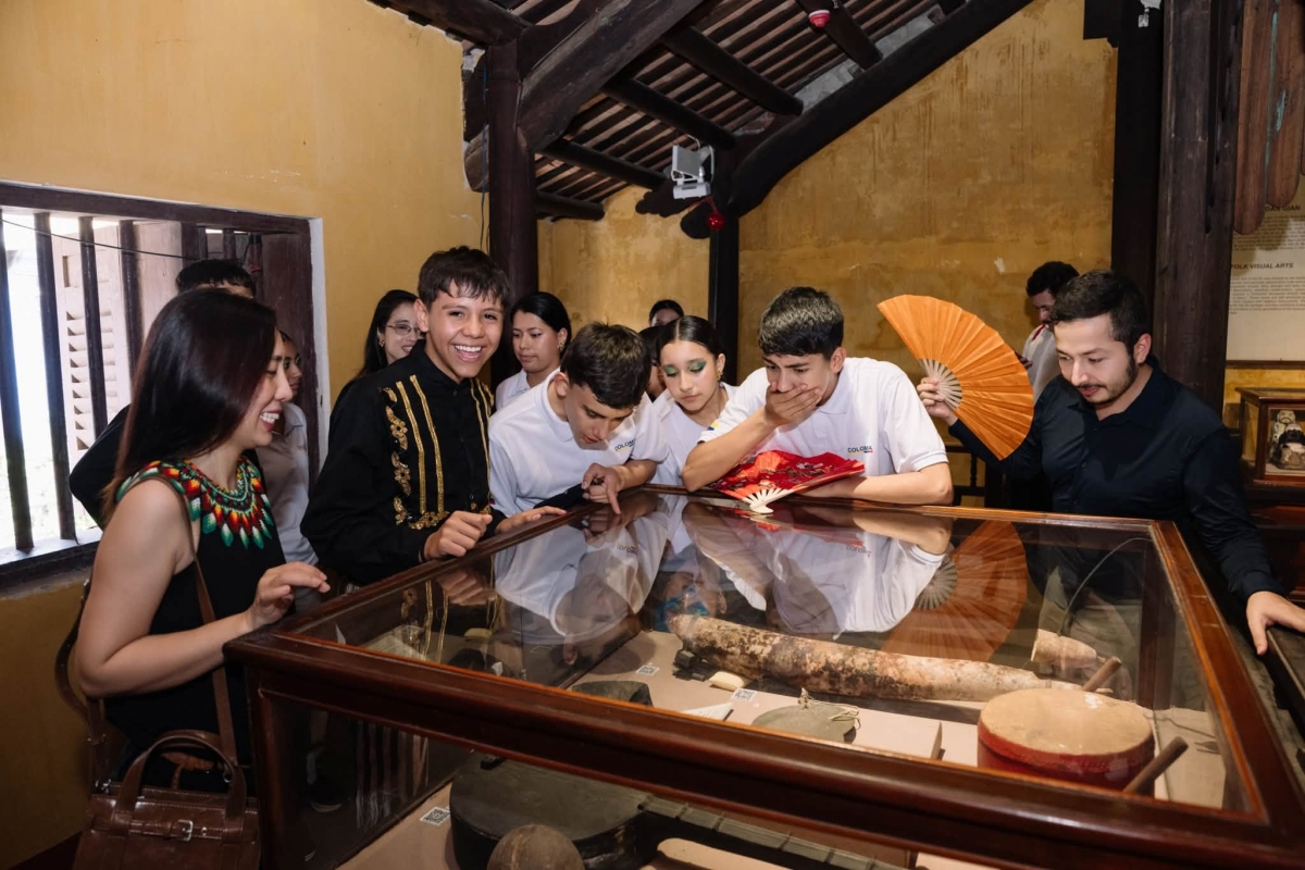 Jóvenes huilenses visitan el casco antiguo de Hoi An. Foto: Embajada de Colombia en Vietnam