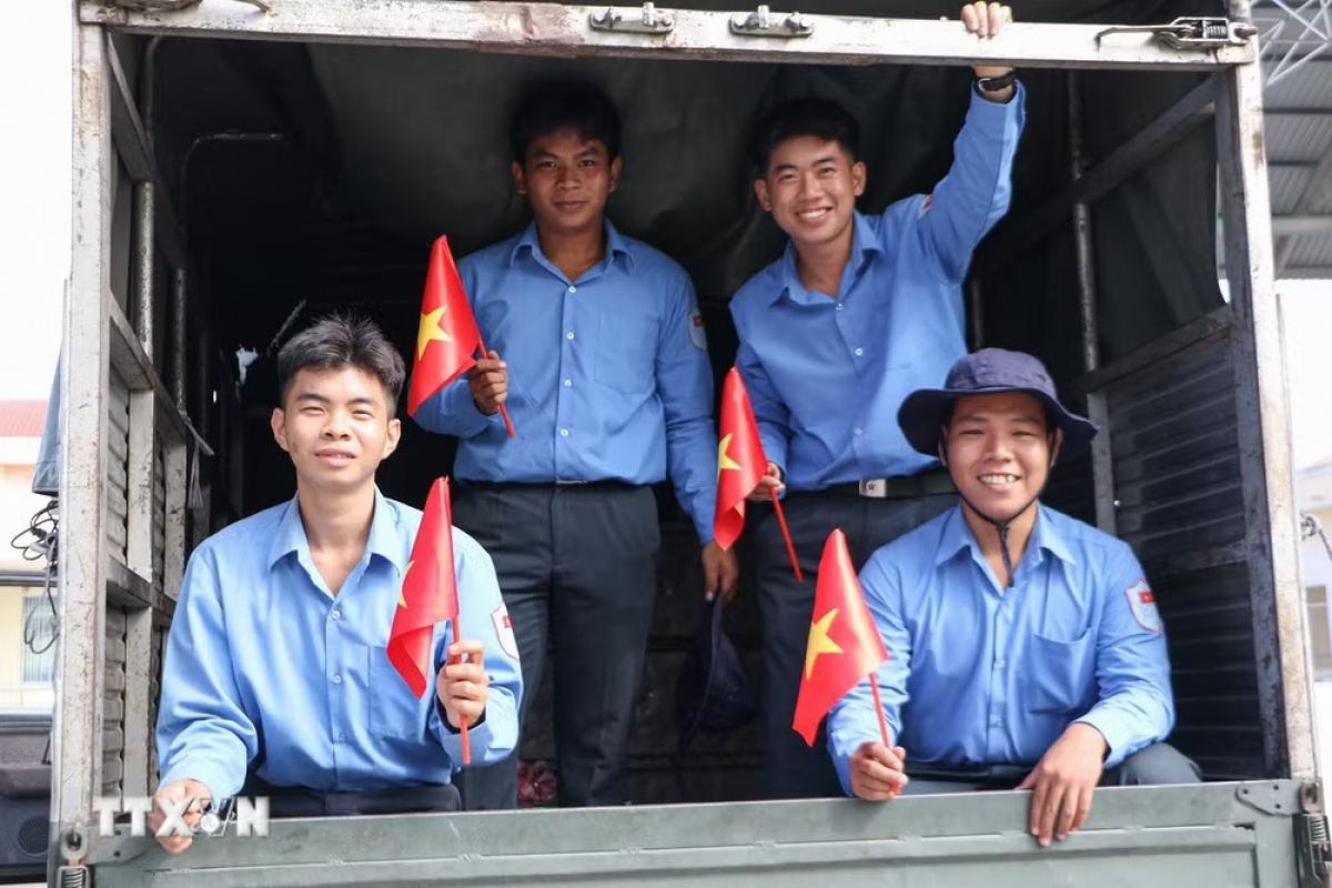 Tiễn Đội K91 lên đường thực hiện nhiệm vụ. Ảnh: Hồng Thái/TTXVN