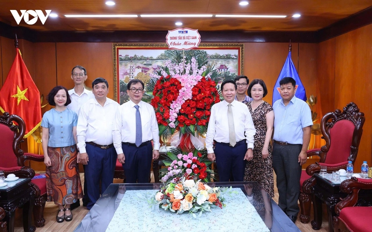 Lãnh đạo hai cơ quan cùng các đại biểu chụp ảnh lưu niệm. Ảnh: Minh Quyên/VOV1