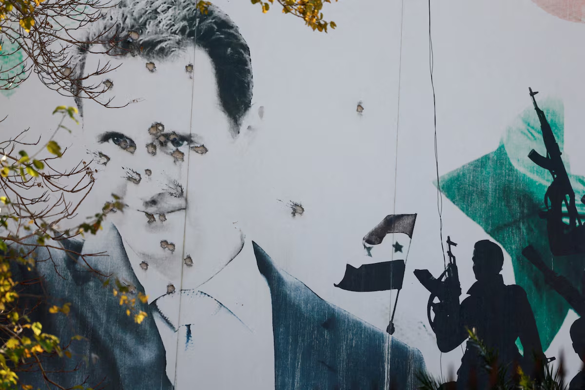 Un panneau publicitaire à l’effigie du président syrien Bachar al-Assad, endommagé par des impacts de balles à Damas, en Syrie, le 16 décembre 2024. Photo d’archives: REUTERS/Ammar Awad