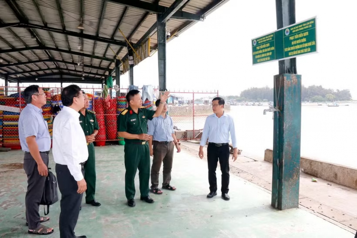 Un equipo de inspección del Ministerio de Defensa de Vietnam supervisa las labores de divulgación y sensibilización contra la pesca ilegal, no declarada y no reglamentada (INDNR) en el puerto pesquero de La Gi, en el barrio de Phuoc Hoi. Foto: Nguyen Thanh/VNA