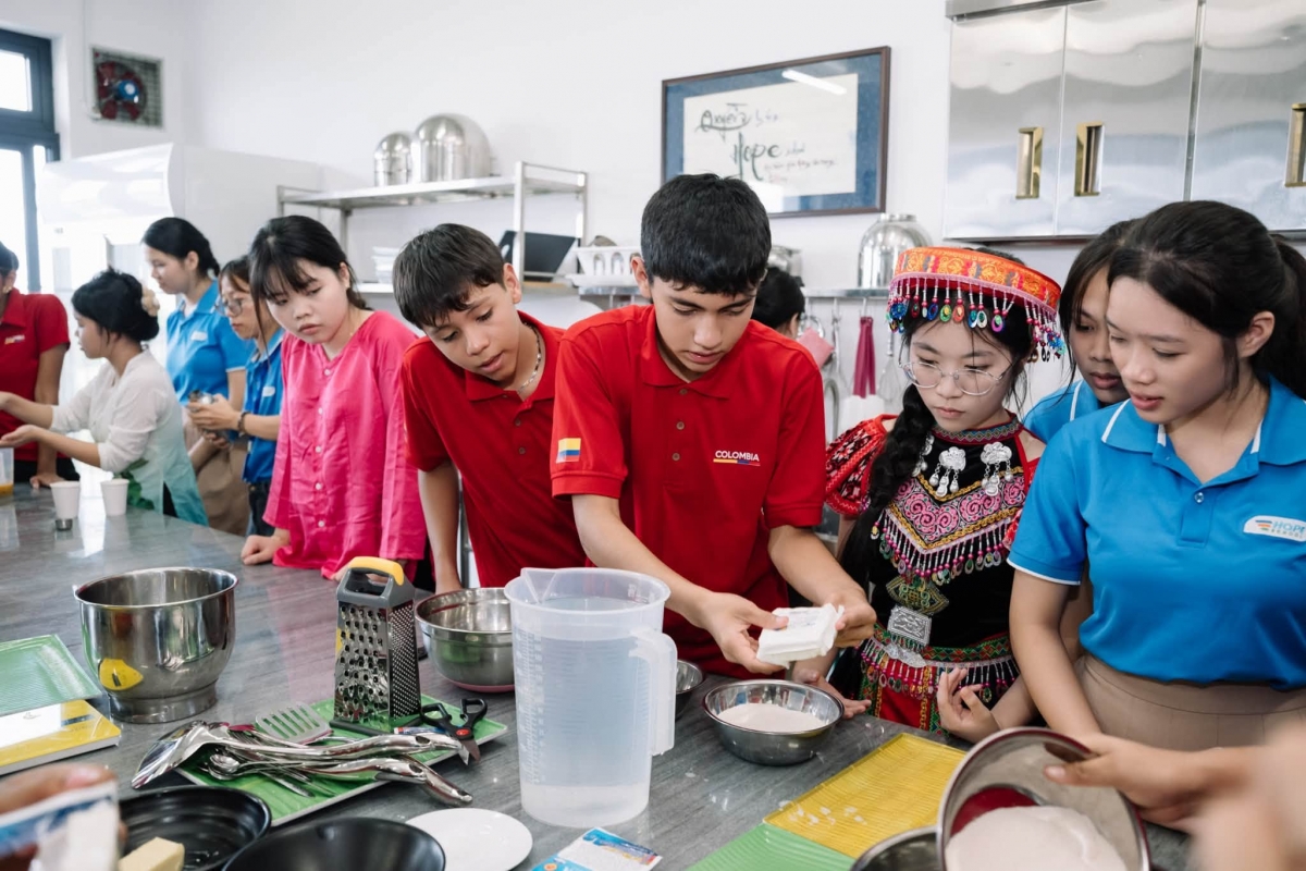 Artistas de Huila enseñan a estudiantes de la escuela Hy Vong a preparar arepas colombianas. Foto: Embajada de Colombia en Vietnam