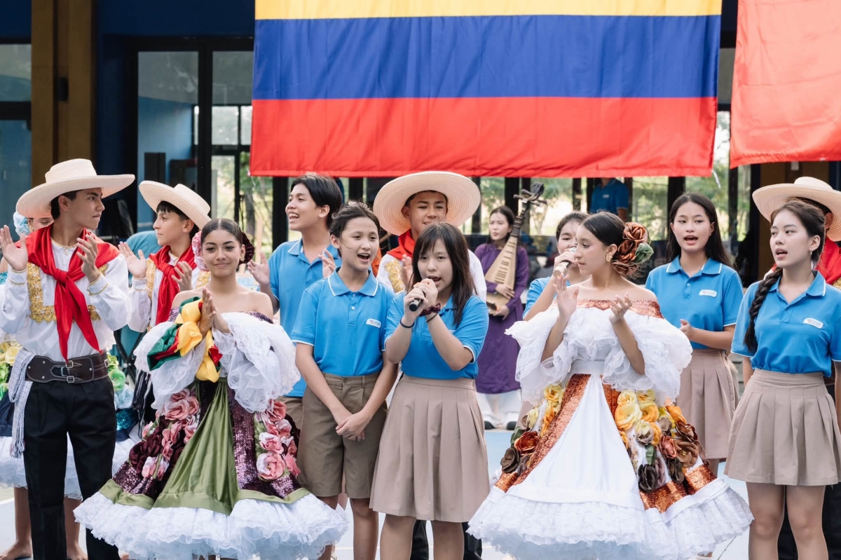 Artistas de Huila y estudiantes de la escuela Hy Vong en Hoi An. Foto: Embajada de Colombia en Vietnam