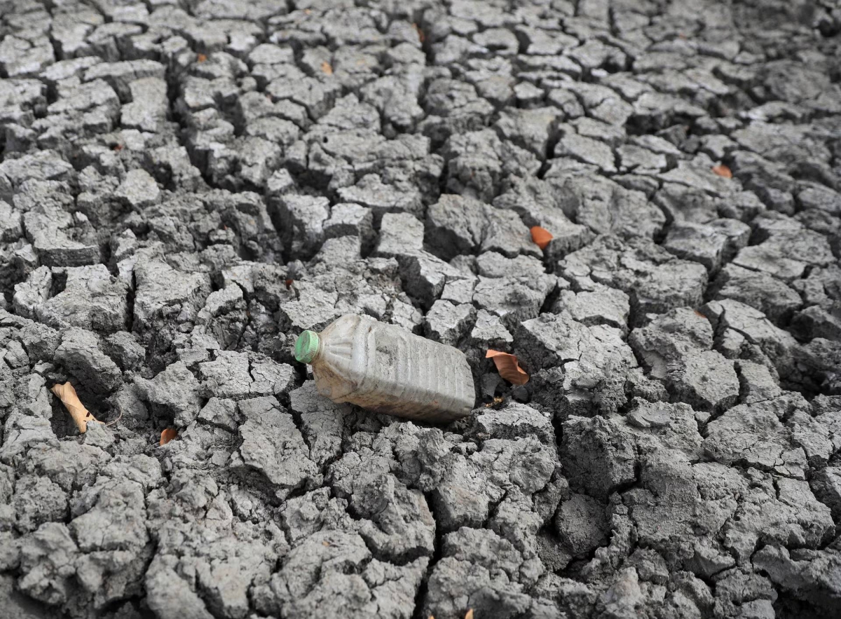 Cracked ground at a dam in Mudzi, Zimbabwe. (File photo: REUTERS/Philimon Bulawayo)
