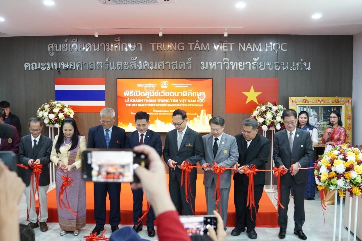 Các đại biểu cắt băng khánh thành Trung tâm Việt Nam học tại Đại học Khon Kaen.