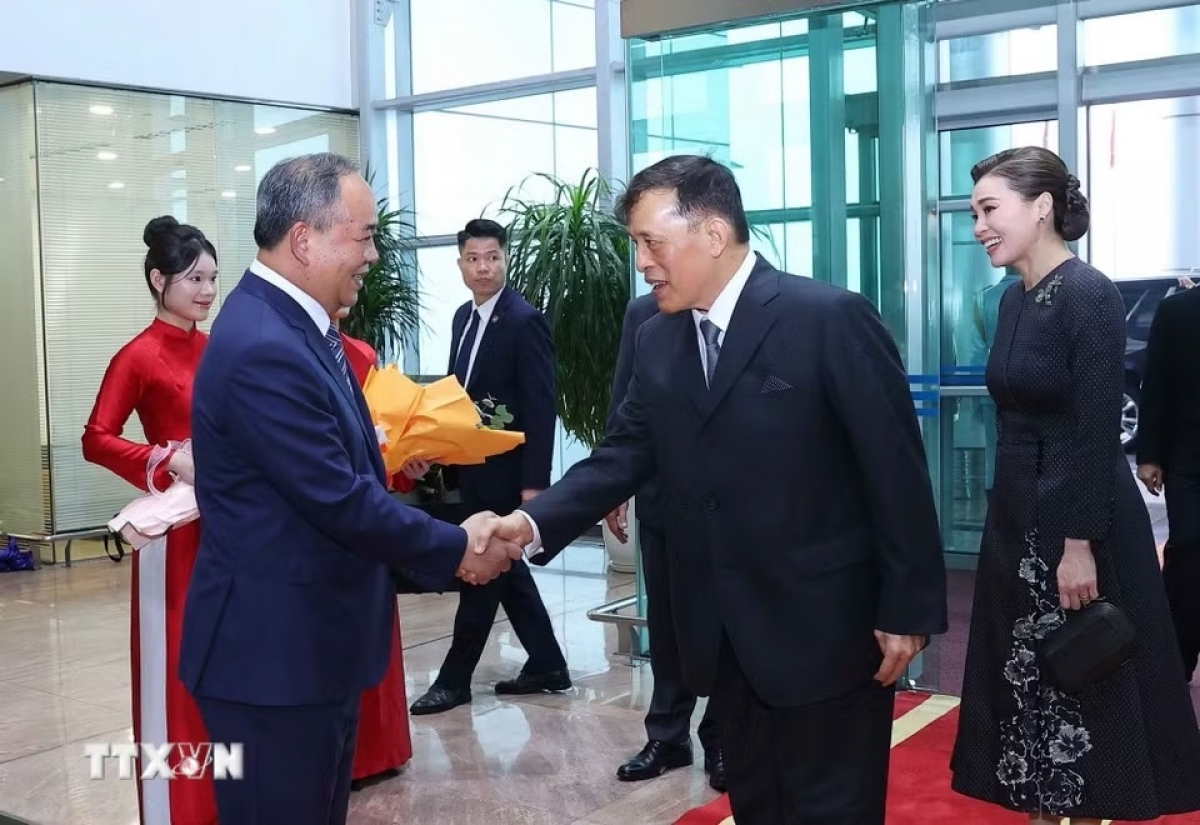 นาย เลแค้งหาย หัวหน้าสำนักประธานประเทศเฝ้าฯ รับเสด็จ ณ ท่าอากาศยานนานาชาติโหน่ยบ่าย (TTXVN)